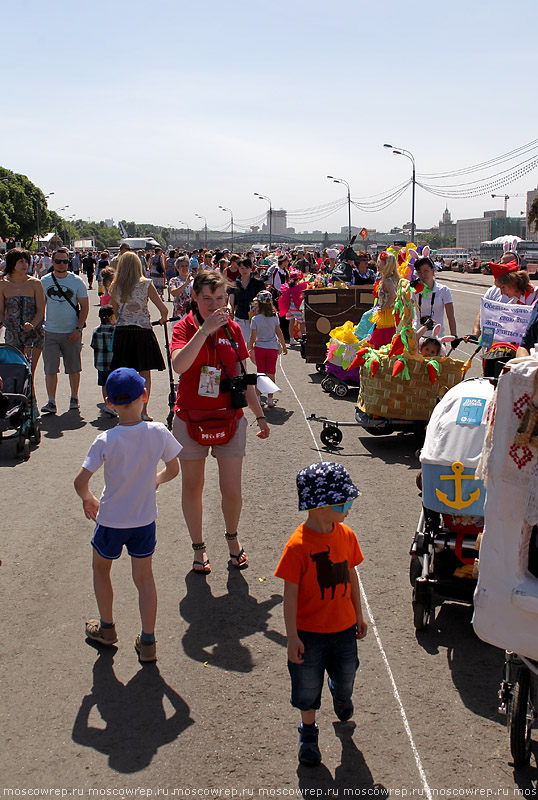 Московский репортаж, Москва, Парк Горького, Парад колясок, День защиты детей